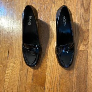 NWOT Michael Michael Kors loafer pumps. Faux patent leather. Black. Size 7